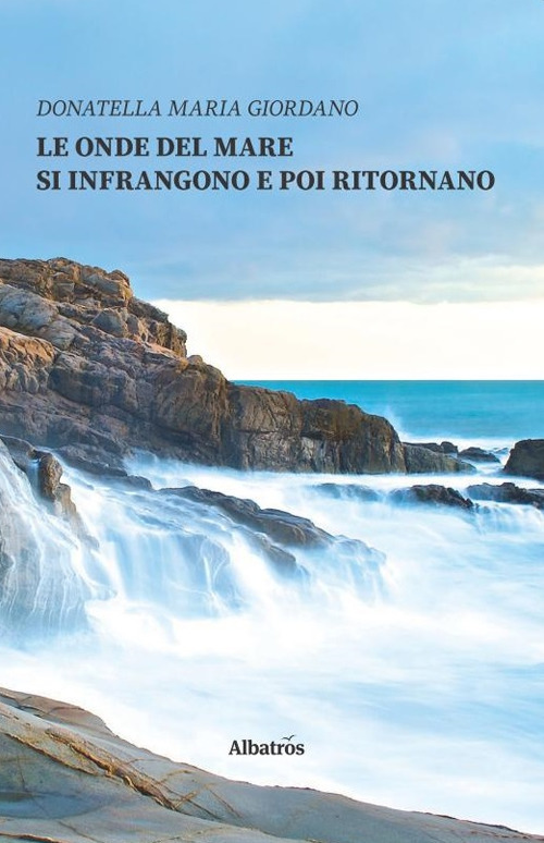 Le onde del mare si infrangono e poi ritornano