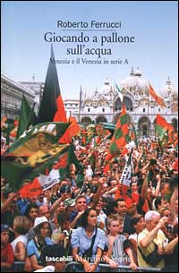Giocando a pallone sull'acqua