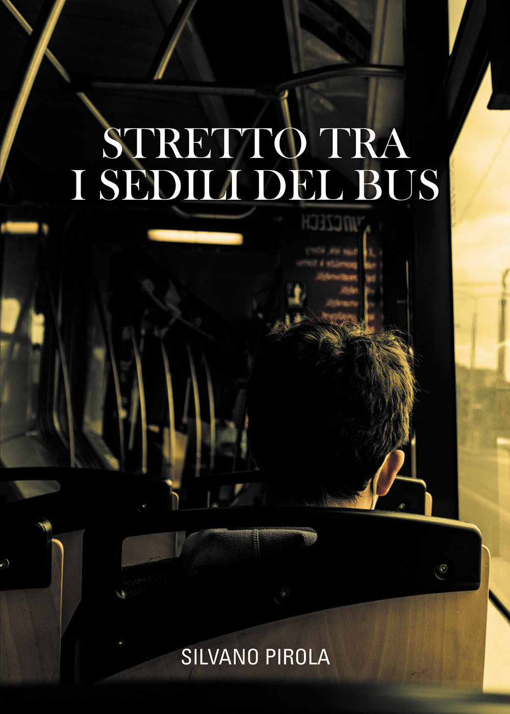 Stretto tra i sedili del bus