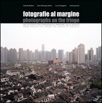 Fotografie al margine. Dalla società dell'immagine della società. Ediz. italiana e inglese