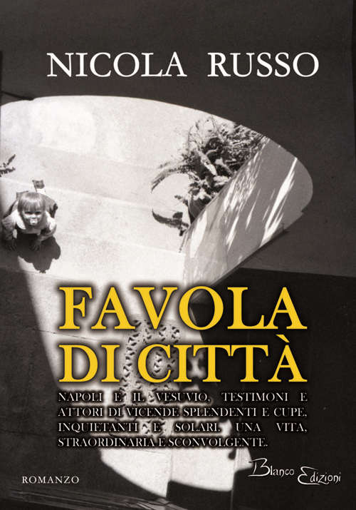 Favola di città. Napoli e il Vesuvio, testimoni e attori di vicende splendenti e cupe, inquietanti e solari. Una vita, straordinaria e sconvolgente