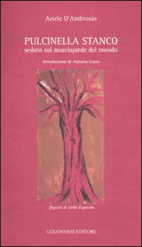 Pulcinella stanco seduto sul marciapiede del mondo