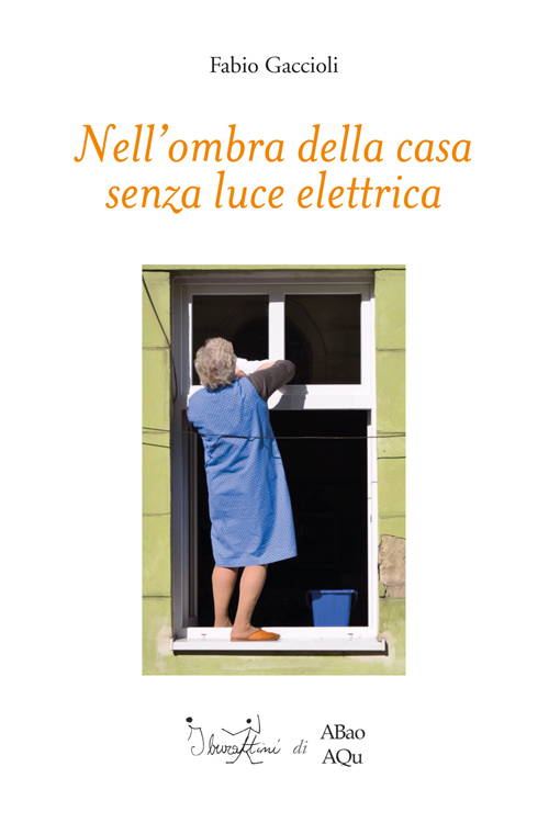 Nell'ombra della casa senza luce elettrica