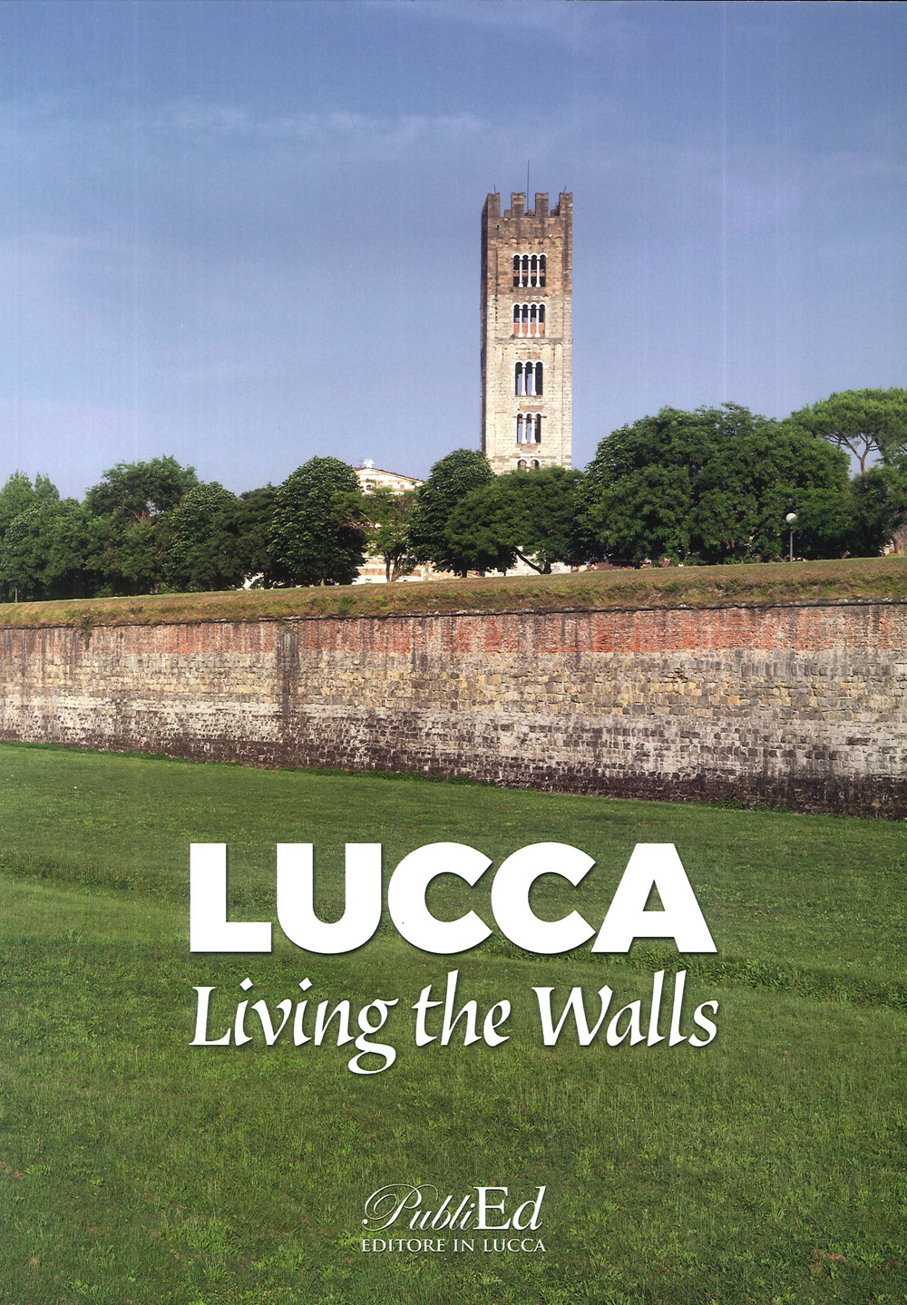Lucca living the walls