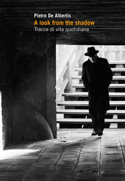 A Look from the shadow. Tracce di vita quotidiana