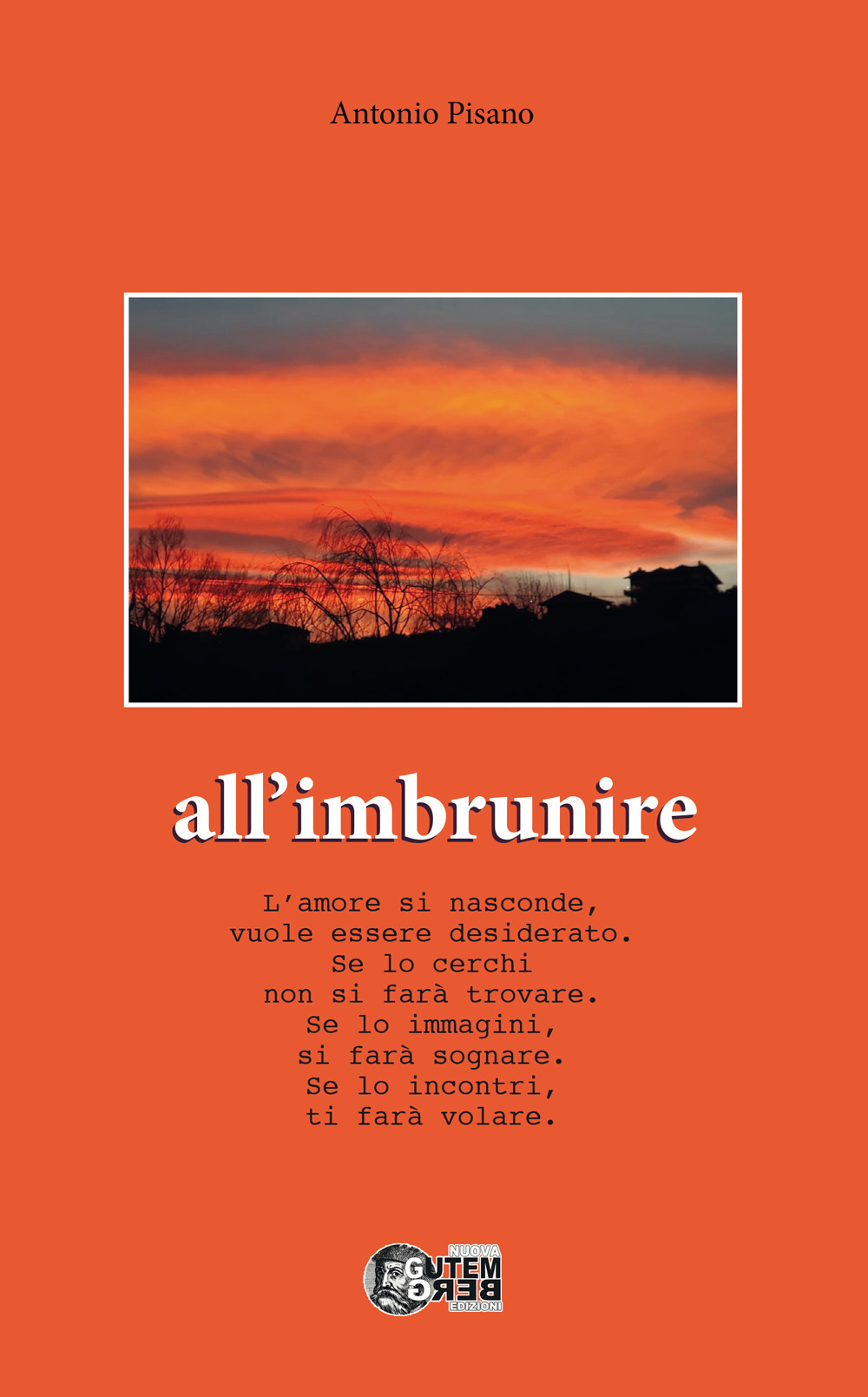 All'imbrunire. L’amore si nasconde, vuole essere desiderato. Se lo cerchi non si farà trovare. Se lo immagini, si farà sognare. Se lo incontri, ti farà volare